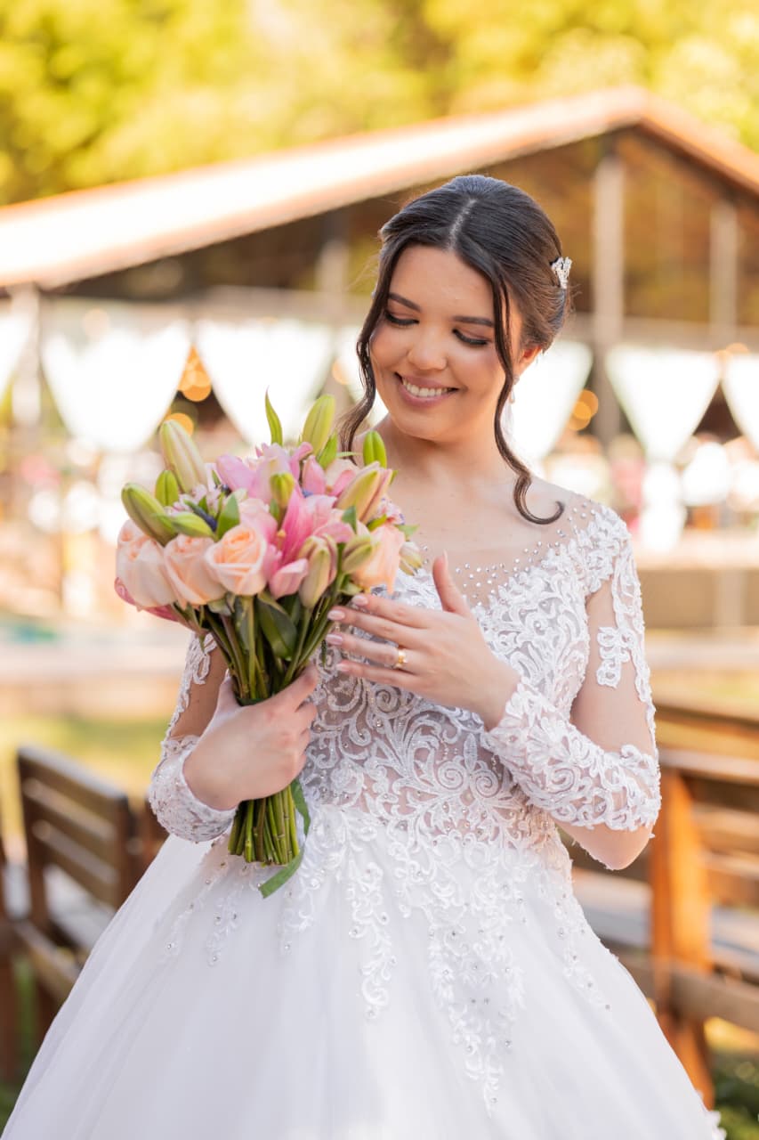 Noiva sorrindo com buquê de flores
