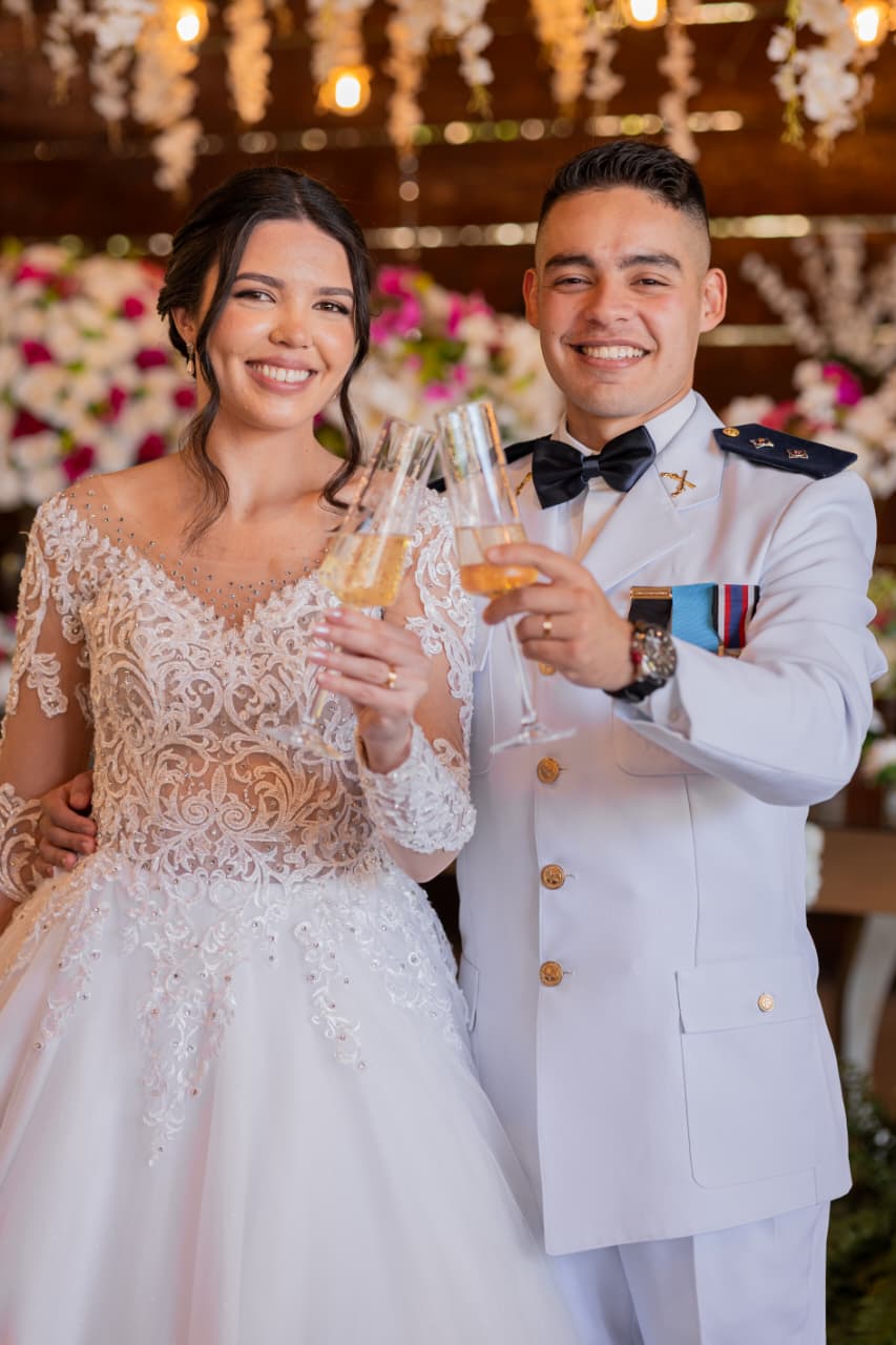 Noivos brindando com taças de champagne